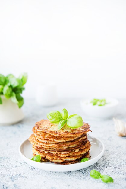 Aardappelpannenkoekjes met kruiden en zure room, Russische, Wit-Russische keuken