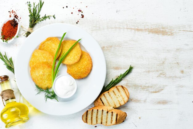 Aardappelpannenkoekjes met zure room en uien Bovenaanzicht Vrije ruimte voor uw tekst