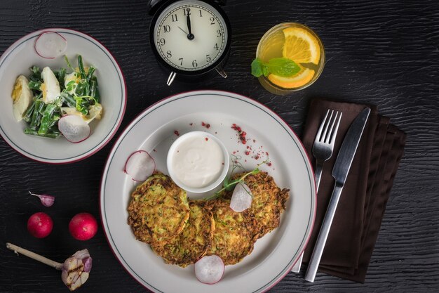 Aardappelpannenkoekjes op een witte plaat