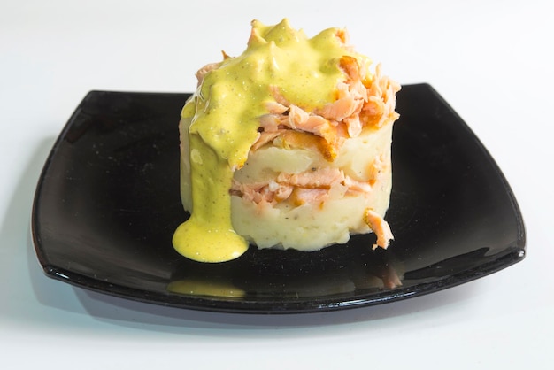 Aardappelpuree en zalm met avocadosaus