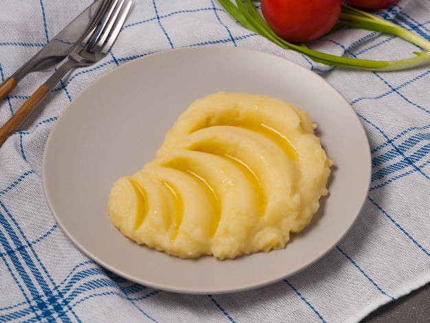 Aardappelpuree gegoten met boter op een bord in een café