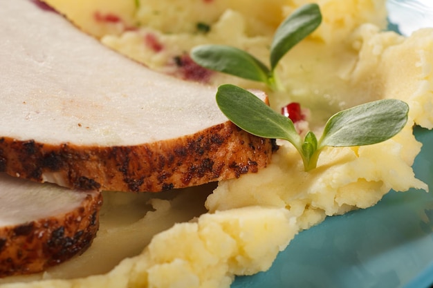 Aardappelpuree met biefstuk en microgreens close-up