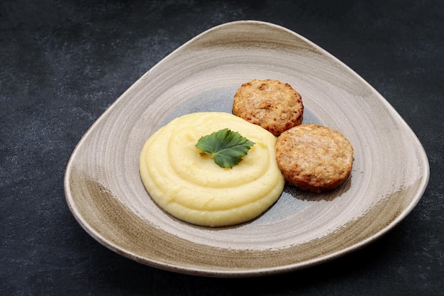 Aardappelpuree met stoomkoteletten en peterselie