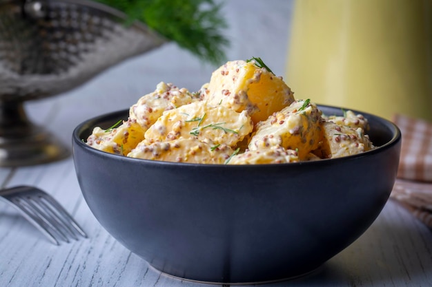 Aardappelsalade met mosterdzaad en mayonaise (Turkse naam; patates salatasi)