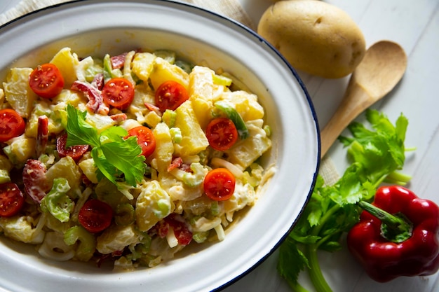 Aardappelsalade Selderij Cherrytomaatjes En Mayonaise