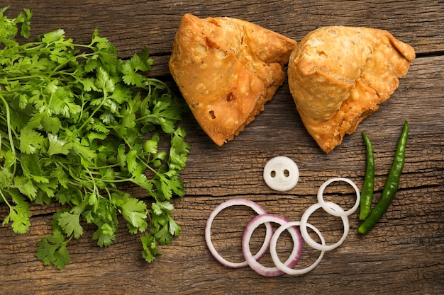 Aardappelsamosa. pittig straatvoedsel, beroemde snacks in india