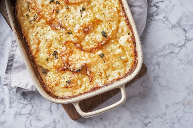 Aardappelschotel met roomgratin dauphinois franse keuken