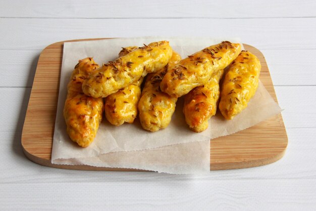 Foto aardappelstokjes met komijnzaadjes zelfgemaakte broodstokjes op het bord