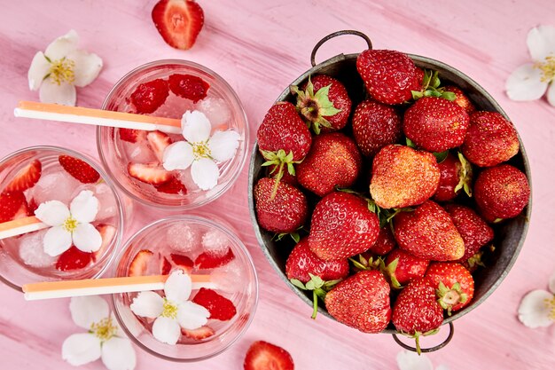 Aardbei detox water met jasmijnbloem. Zomer ijsdrank of thee.