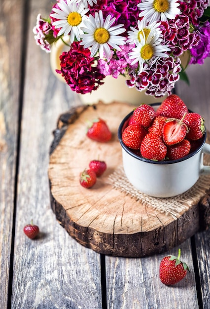 aardbei en bloemen