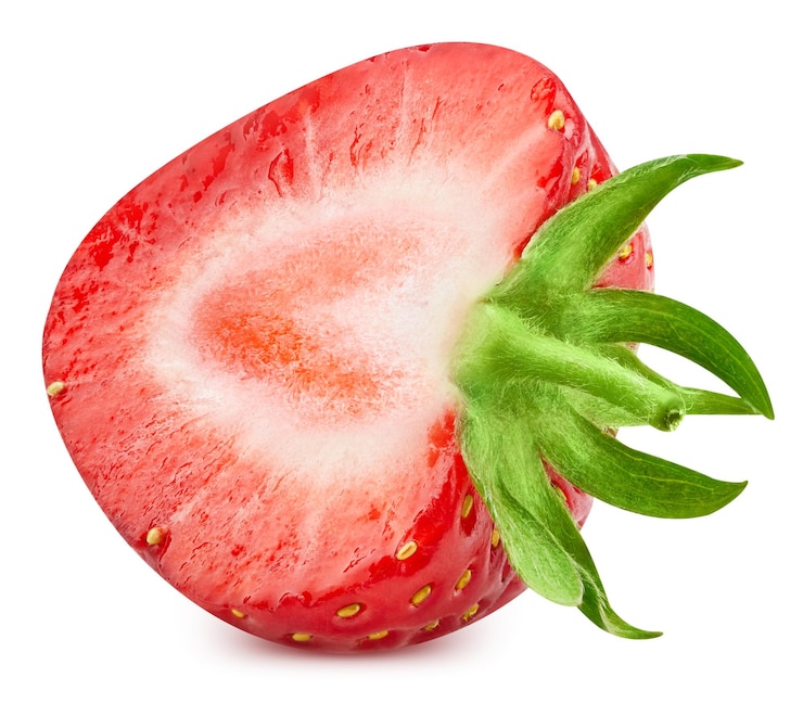 Foto aardbei geïsoleerd op een witte achtergrond. aardbei halve uitknippad. aardbei macro foto