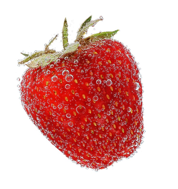 Foto aardbei in een water op witte achtergrond