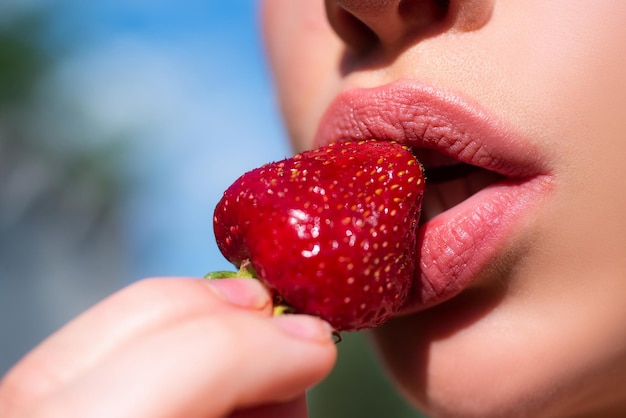 Aardbei in sensuele lippen Rode aardbei in vrouw sexy monden close-up