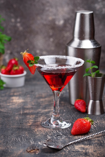 Aardbei martini. Zoete rode alcoholische zomercocktail