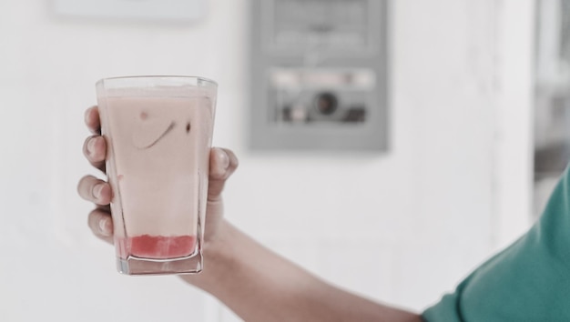 Foto aardbei matcha latte met ijs in het glas