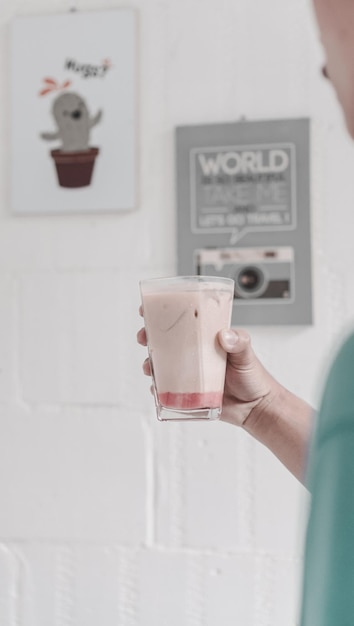 Foto aardbei matcha latte met ijs in het glas