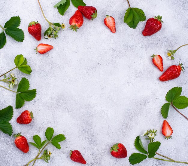 Aardbei met bladeren en bloemen