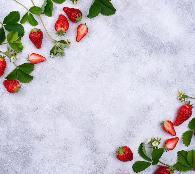 Aardbei met bladeren en bloemen