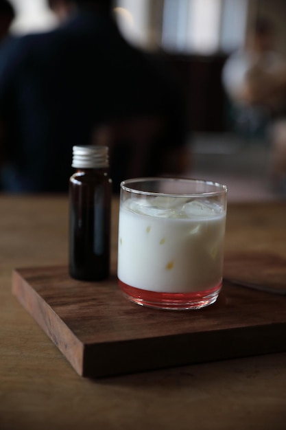 Aardbei met melk op hout achtergrond