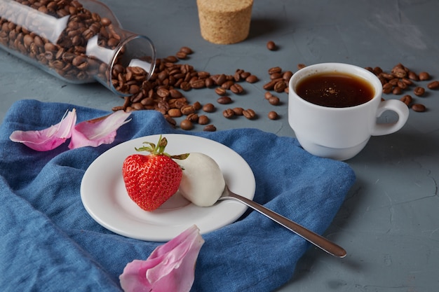 Aardbei met room en koffie americano, vegetarisch eten