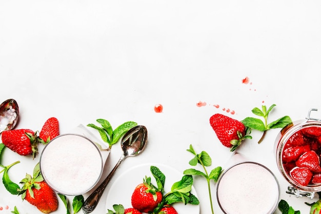 Aardbei milkshake met mint witte achtergrond bovenaanzicht