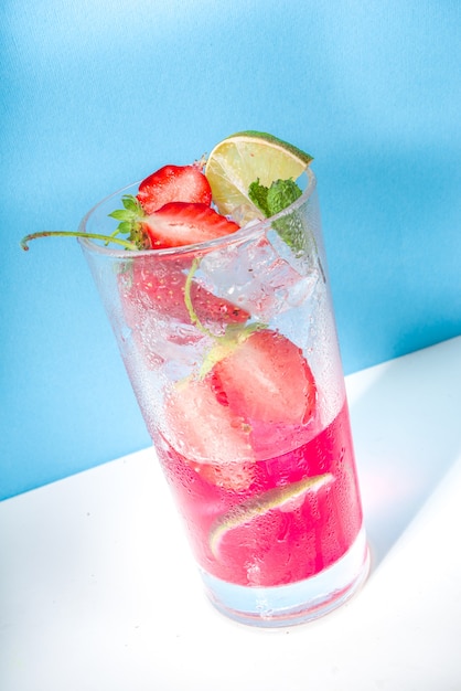 aardbei mojito limonade cocktail met limoen en bessen