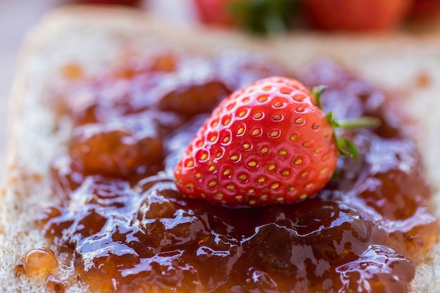 aardbei op brood met jam pauze snel.