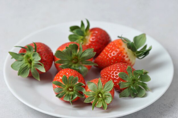 Aardbei op een plaat - rode aardbei