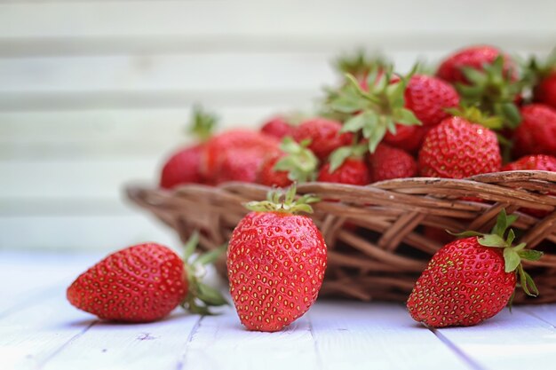 Aardbei op rieten tas buiten