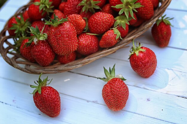 Aardbei op rieten tas buiten