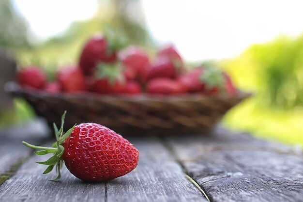 Aardbei op rustieke houten achtergrond