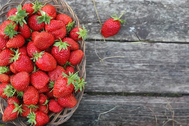 Aardbei op rustieke houten achtergrond