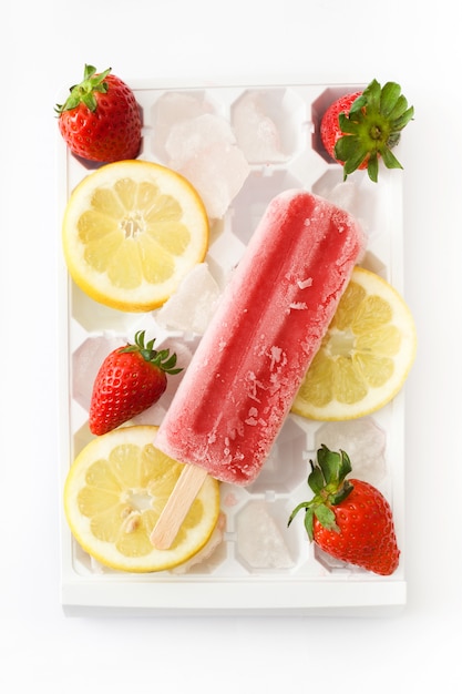 Aardbei popsicle geïsoleerd