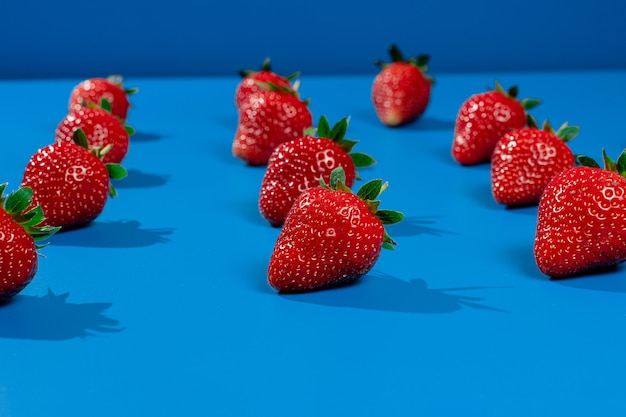 Foto aardbei rijp fruit op blauwe muur