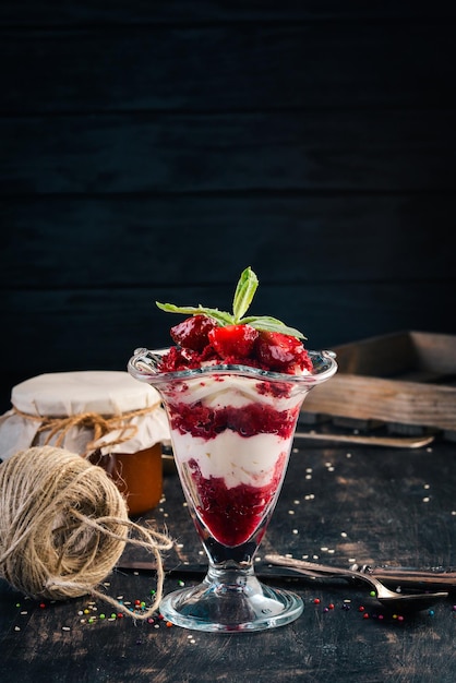 Aardbei romig dessert met munt op een houten achtergrond Bovenaanzicht Kopieer de ruimte