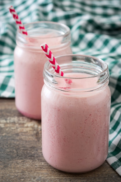 Aardbei smoothie in glas op houten tafel