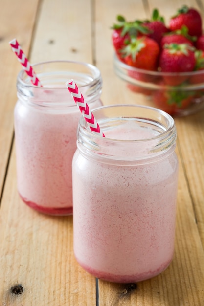 Aardbei smoothie in pot op houten tafel