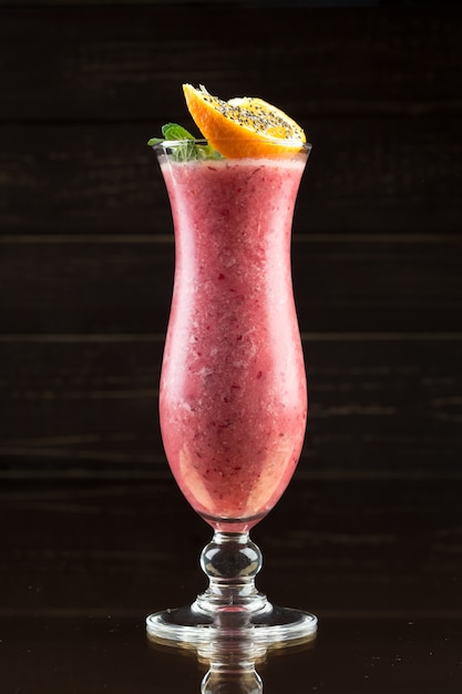 Aardbei smoothie op donker