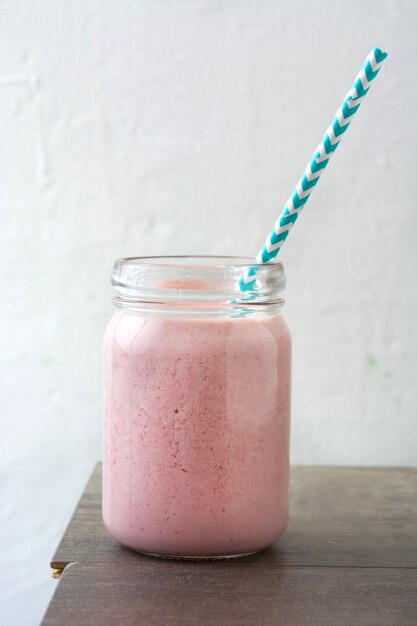 Aardbei smoothie op houten tafel