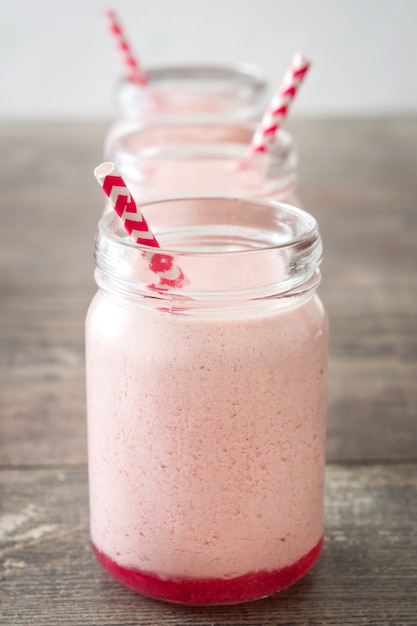 Aardbei smoothie op houten tafel