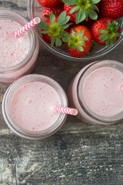 Aardbei smoothie op houten tafelblad bekijken