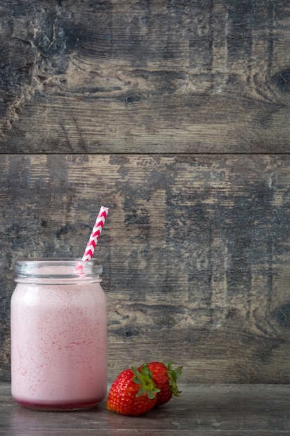 Aardbei smoothie op houten