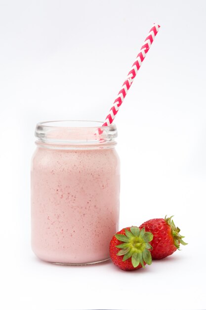 Aardbei smoothies in pot geïsoleerd op een witte achtergrond