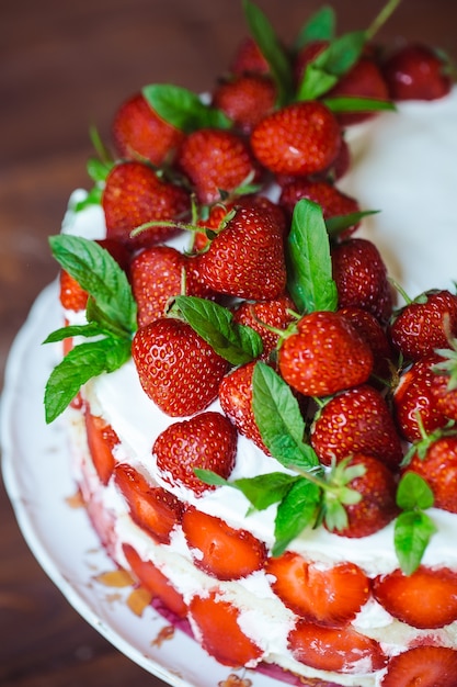 Aardbeicake op een houten achtergrond.