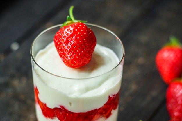 Aardbeidessert met yoghurt in een glas