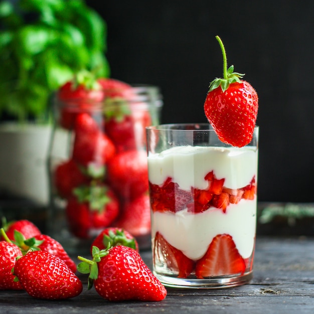 Aardbeidessert met yoghurt in een glas