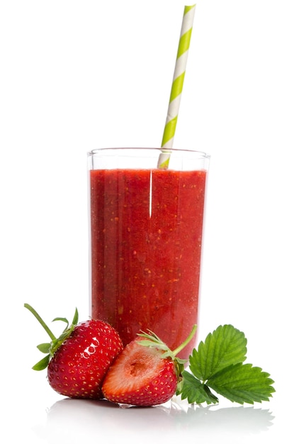 Aardbeien anderhalf met aardbei cocktail smoothie geïsoleerd op witte backgraund