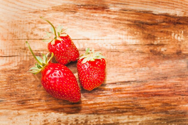 Aardbeien, bessen en zomer, een bord met heerlijke sappige en geurige aardbeien, eten, kinderen en vitamines, drankjes en smoothies, achtergrond, isoleren,