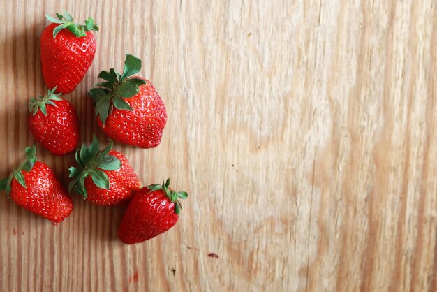 Aardbeien boven op houten achtergrond