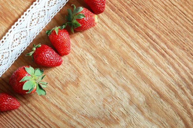 Aardbeien boven op houten achtergrond